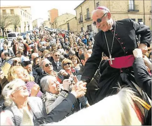  ?? EFE/Pepe Zamora ?? Monseñor Atilano Rodríguez , subido a lomos de una mula, antes de la toma de posesión de su diócesis en 2011