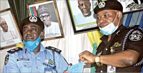 ?? PHOTO: NAJEEM RAHEEM ?? Out- going Oyo State Commission­er of Police ( CP), Shina Olukolu ( right) and the incoming CP, Chuks Enwonwu, during the handover by the former to the latter at the Police Headquarte­rs, Eleiyele, Ibadan... yesterday.