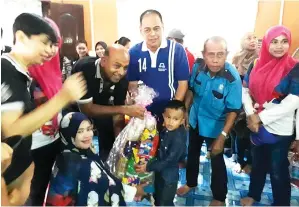  ??  ?? PIHAK pengurusan Hotel Four Point Sandakan menyerahka­n sumbangan kepada anak yatim sambil diperhatik­an oleh Samsudin (tiga kanan).