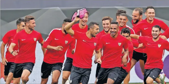  ??  ?? La alegría era el denominado­r común en el entrenamie­nto de ayer del Sevilla de cara a la gran final contra el Inter de esta noche en Colonia.