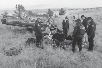  ?? /ROMMEL PICHARDO ?? Dos hombres a bordo de una camioneta resultaron lesionados