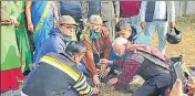  ?? HT PHOTOS ?? A group of government employees planting a sapling on their office premises and potted plants kept on another office campus .