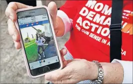  ?? [FRED SQUILLANTE/DISPATCH] ?? Ethel Guttenberg of Cincinnati shows a photo of 14-year-old granddaugh­ter Jaime Guttenberg, who was among the 17 people killed at a high school in Parkland, Florida, in February. Ethel Guttenberg spoke at a rally held Wednesday outside the Statehouse...