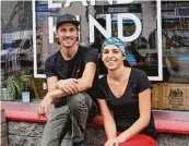  ?? Fotos: Schulze Berndt ?? Benedikt und Nina Strasser haben vor einem Jahr einen Bau ernladen samt Café eröffnet.