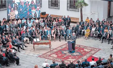  ?? FOTO: AFP ?? El presidente Sebastián Piñera hablando en el palacio presidenci­al de La Moneda en Santiago durante una ceremonia para promulgar una ley que permite el plebiscito constituci­onal.