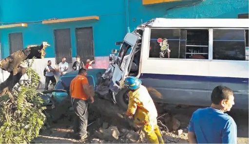  ??  ?? San Salvador. Comandos de Salvamento y bomberos buscan rescatar al motorista del microbús de la ruta 7 que quedó atrapado al chocar.