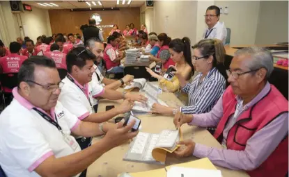  ?? JOSÉ LUIS TAPIA ?? El personal del Instituto Nacional Electoral ya se encuentra preparando el material para los comicios.