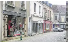  ??  ?? Avec un coiffeur, un salon d’esthétique et un traiteur, la rue du Désir résiste.