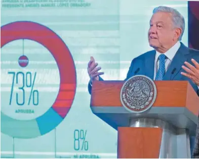  ?? FOTO: ?? MUESTRA. El Presidente mostró la encuesta publicada por El Heraldo de México, en la
ESPECIAL
