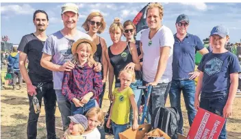  ?? FOTO: MARIE LUDWIG ?? Für Familie Bach aus Alfter gehört Umweltschu­tz zum Alltag: Man fährt Rad, isst gerne vegetarisc­h und kommt zur Demo an den Hambacher Forst.