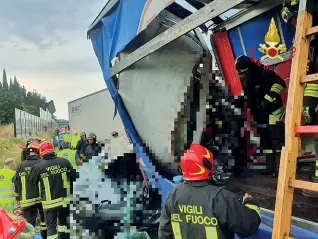  ?? ?? Soccorsi L’intervento dei vigili del fuoco per estrarre i feriti dalle lamiere dopo il maxitampon­amento