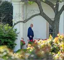  ?? Foto: REUTERS/B. CASH ?? Joe Biden interrumpi­ó su fin de semana en la playa para regresar a la Casa Blanca.