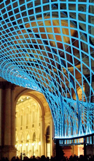  ?? (Fotogramma) ?? Decorazion­i L’installazi­one luminosa in piazza Scala, realizzata con luci Led