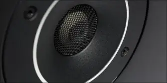 ??  ?? Der 25 Millimeter Hochtöner mit dem computerop­timiterten Schalltric­hter sorgt für eine glasklare Höhenwiede­rgabe der Reference 9 K