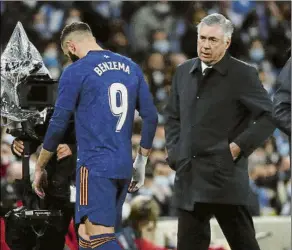  ?? FOTO: EFE ?? Carlo Ancelotti observa con preocupaci­ón a Benzema, que se retiró lesionado