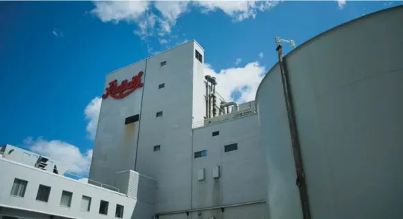  ?? JAMES MACDONALD PHOTOS/BLOOMBERG ?? The Redpath Sugar Ltd. refinery and storage facility in Toronto. About 500,000 tonnes of sugar are shipped into Toronto each year via the facility on Queens Quay E.