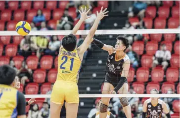  ?? * ?? Negrense Alyssa Bertolano of Farm Fresh Foxies scores against the defense of Capital1 Solar Energy Solar Spikers’ Shirley Salamagos.