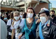  ?? ?? Omaggio A destra il murales dell’artista Jorit nel quartiere Pigneto a Roma dedicato a Luana D’Orazio Sopra la mamma di Luana durante i funerali