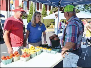  ?? SUBMITTED ?? Scott, left, and Terri Riley shop at farmer David McCann’s booth at the Searcy Certified Farmers’ Market.
