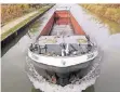  ?? FOTO: DPA ?? Ein Binnenschi­ff fährt auf dem Dortmund-Ems-Kanal.