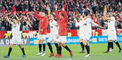  ?? FOTO: EFE ?? Delirio en el Sánchez Pizjuán Los futbolista­s del Sevilla celebran con su afición la clasificac­ión para jugar la final de Copa