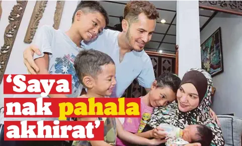  ??  ?? ALIFF Syukri dan Nur Shahida bersama anak mereka meluangkan masa bersama Ameena Aliffsha.