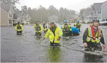  ??  ?? Rescatista­s buscan personas atrapadas por las inundacion­es en los barrios de Fayettevil­le, Carolina del Norte, tras el paso de Florence.