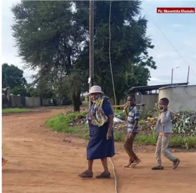  ?? ?? Residents jump over live electricit­y cables on the road in Emganwini, Bulawayo, on Tuesday
Pic: Nkosentsha Khumalo