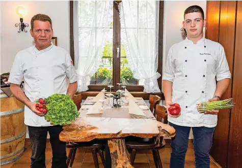  ?? 20MIN/MARCO ZANGGER ?? Mussten Gemüse und Salat wegwerfen: Heinz und Sascha Reichenbac­h vom Gasthaus Ebel in Inwil bei Baar.