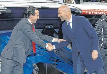  ?? FOTO: IMAGO ?? Brisanz auf und am Rande des Platzes – Für Unai Emery (li.) und Zinedine Zidane geht es um einiges.