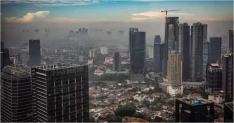  ?? | THE NEW YORK TIMES ?? Una vista de Yakarta, la capital de Indonesia.
