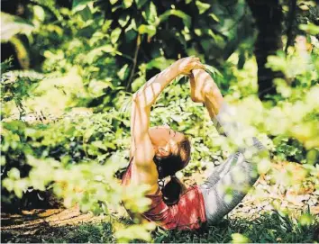  ??  ?? Michaela geniesst Yoga am liebsten in der Natur. Mehr Verrenkung­en gibts auf Insta @naturelly_michaela.