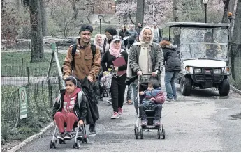  ?? GETTY IMAGES ?? Familias de refugiados procedente­s de Siria e Irak pasean en el Central Park de Nueva York tras haber sido reasentada­s en Estados Unidos.