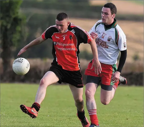  ?? Photo:Colin Bell/pressphoto­s.ie ?? Sean McDermott’s Kevin McMahon chases St Kevin’s Darren McMullen.