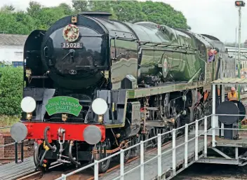  ?? ?? Left: Wayne Thompson carefully takes Clan Line onto the turntable at Yeovil Junction on August 18. BRYAN BENN