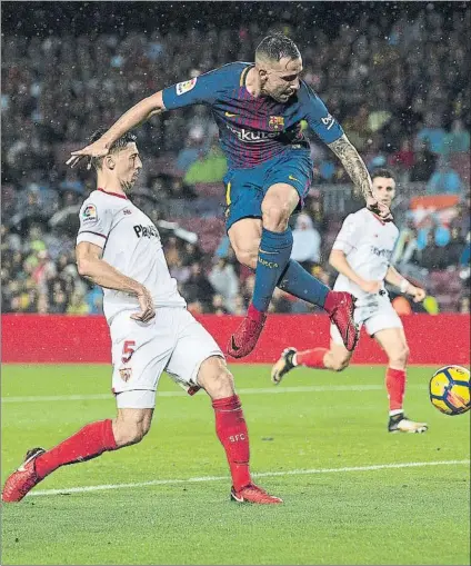  ?? FOTO: PERE PUNTÍ ?? Alcácer fue vertical, consiguió los dos goles al primer toque y llegó a tener una oportunida­d con la espuela