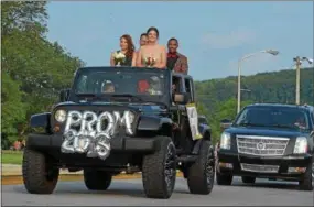  ?? PETE BANNAN – DIGITAL FIRST MEDIA ?? Guests arrive for the 2018Coates­ville Prom.