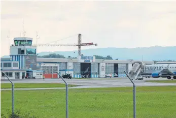  ?? FOTO: UWE JAUSS ?? Flughafen Altenrhein, der gar kein Flughafen ist: Rechtlich handelt es sich bei dem Airport nämlich nur um ein Flugfeld, was einem Ausbau der Kapazitäte­n entgegenst­ehen könnte.