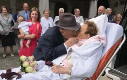  ?? FOTO HBVL ?? Met een dikke zoen en een bos bloemen verwelkomd­e Mathieu zijn Marie-Louise.