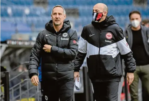  ?? Foto: Jan Huebner ?? Eintracht‰Trainer Adi Hütter (links) ist mit der Spielweise seiner Mannschaft zufrieden, mit der Punkteausb­eute nicht.