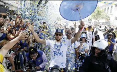  ?? MARCIO JOSE SANCHEZ — THE ASSOCIATED PRESS ?? The Warriors’ Stephen Curry celebrates with fans on June 12 during a parade in Oakland after winning the NBA championsh­ip.