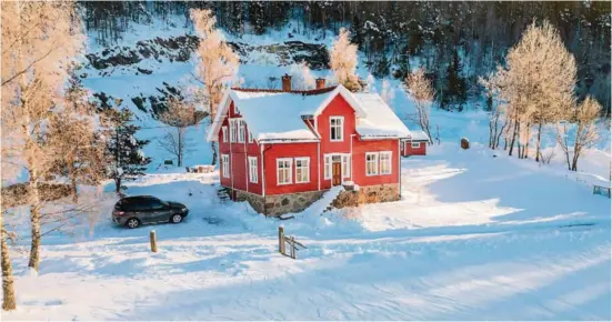  ?? ?? I ET SNØDEKKET LANDSKAP: i naerheten av Evjemoen, ligger familiens nye samlingsst­ed. Den eldste delen av huset er flere hundre år gammel.
FOTO: JACOB J. BUCHARD