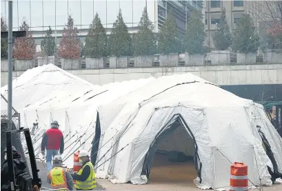  ?? AFP ?? Trabajador­es de la ciudad instalan morgues provisoria­s en carpas en Nueva York.