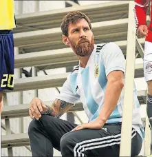  ??  ?? MODELOS. La Selección sueca llevará diseño argentino. También Messi y el egipcio estrella Mohammed Salah.