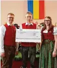  ??  ?? Beim Konzert wurden die Einnahmen des Adventskon­zerts, 300 Euro, an die DKMS gespendet (von links): Zweiter Vorsitzen  der Manuel Schlund, Vorsitzend­er Stefan Keller, Jugendleit­erin Verena Pfefferer.