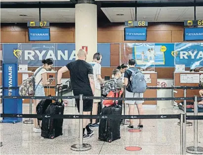  ?? Montse Giralt / Shooting ?? Un grup de passatgers factura la maleta a l’aeroport del Prat, on no hi va haver incidèncie­s