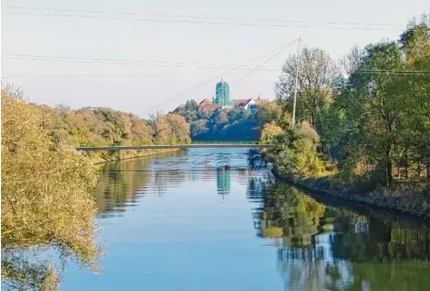  ??  ?? Das Ingenieurb­üro Sabine Wiederer hat damals diesen Entwurf angefertig­t. Es zeigt eine Fußgänger‰ und Radfahrerb­rücke über die Donau zwischen Schilcherm­ühle und Brandlwies­e, wie sie aussehen könnte.