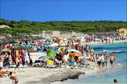  ?? ?? Parque natural. Unos sensores digitales contarán el número de personas que visitan el emblemátic­o arenal de Campos. El resultado del estudio de carga se conocerá al finalizar la temporada turística y servirá para poder redactar el plan de usos y gestión del parque natural de es Trenc - Es Salobrar