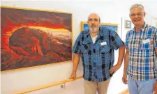  ?? FOTO: PRIVAT ?? Peter Binder (links) malt am liebsten Landschaft­en, die er von seinen Reisen kennt. Heimleiter Christian Glage hat ihm die Ausstellun­g im Josefinens­tift ermöglicht.