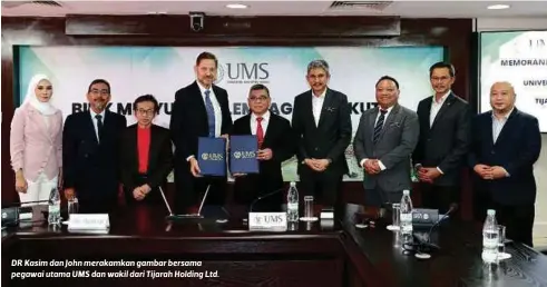  ?? ?? DR Kasim dan John merakamkan gambar bersama pegawai utama UMS dan wakil dari Tijarah Holding Ltd.